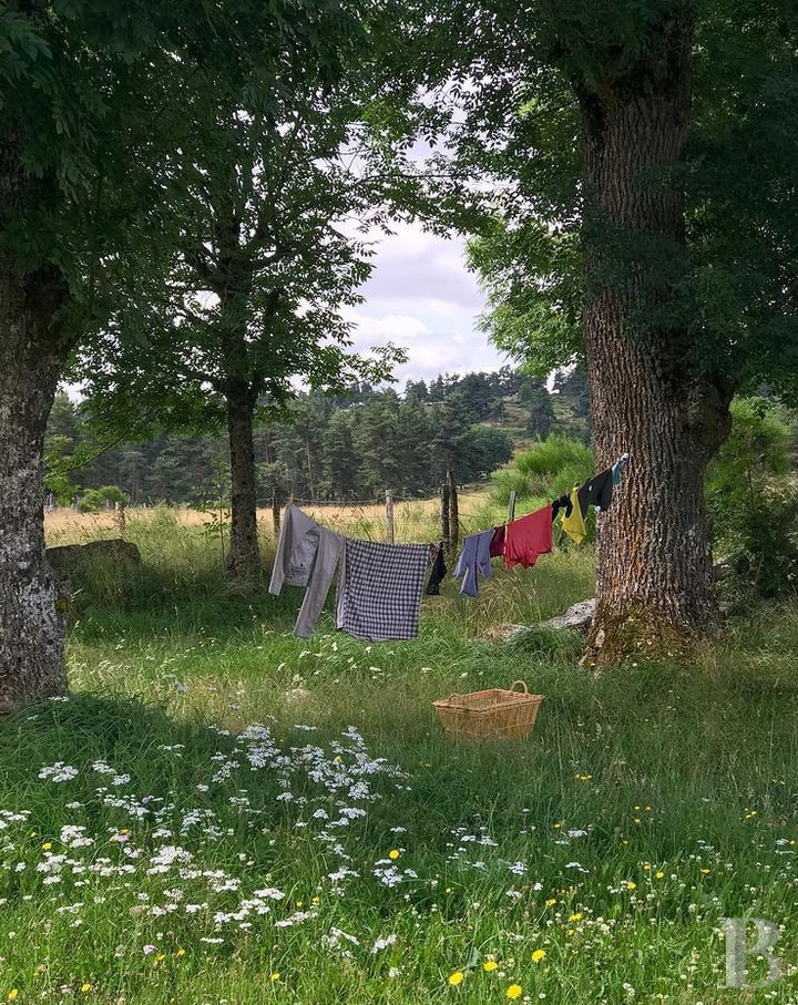 An old farm and dovecote in Lozère, at the entrance to the Aubrac plateau - photo  n°2